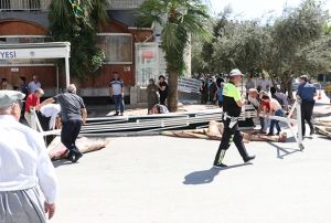 Namaz srasnda glgelik devrildi: 1'i ar 3 yaral