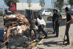 Sigara izmariti seyir halindeki kamyoneti yakt