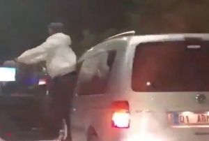 Seyir halindeki aracnn kapsnda dans etti