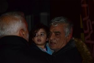 Kucanda torunuyla evinin yann izledi