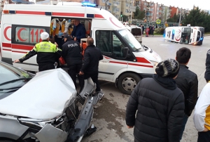 Ambulans ile otomobil arpt: 6 yaral
