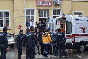 ki karde adliyede polislere tahra ile saldrd