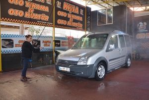 Kocas vefat edince 4 ocuuna bakmak iin oto ykamac at