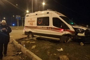 Ambulans ile otomobil arpt: 5 yaral