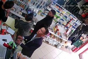 Gvenlik kamerasn gre gre silah byle ald