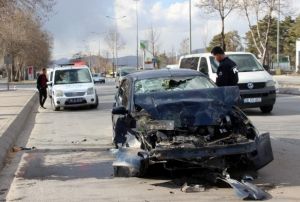 Otomobil halk otobsne arkadan arpt: 3 yaral