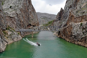 Muhteem manzarasyla Frat zerinde zipline keyfi