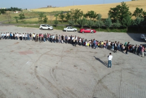 300 torunu bayramn kutlamak iin metrelerce kuyruk oluturdu