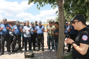 Yeni alnan polis motorlar iin kurban kesildi