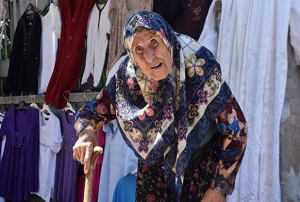 90 yanda pazarda tezgah ap, hasta oluna bakyor