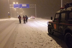 Erciyes'te mahsur kalan otomobiller kurtarld