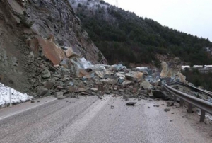 Bolu'da kara yolunda heyelan! Ankara ynnde ulama kapand