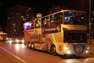 Belediyeden vatandalara hem temizlik hem konser