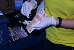 Uzman�ndan uyar�: Para sayarken parm