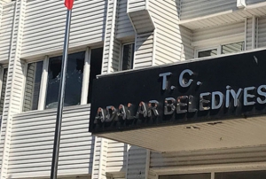 Adalar Belediye binasna pompal saldr