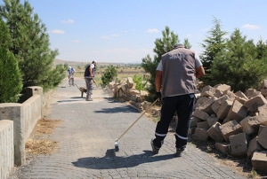 Melikgazi'de bayram ncesi mezarlklar temizleniyor