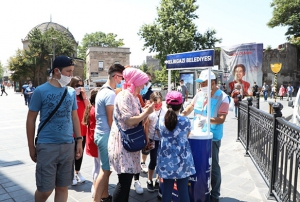 Melikgazi Belediyesi stantlarda maske datyor