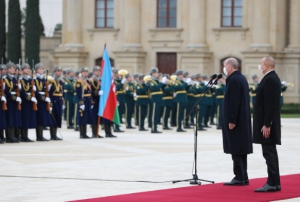 Erdoan, Bakde Aliyev tarafndan resmi trenle karland