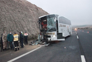 Yolcu otobs tra arkadan arpt: 3 l, 30 yaral