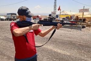 Kurban timi enjektrl haval tfek ile pazarda nbet tutuyor