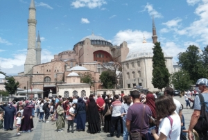 Ayasofya Camii'ne ziyareti kuyruu