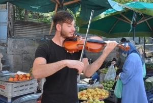 Konservatuvar rencisinden, pazar tezgahnda keman resitali