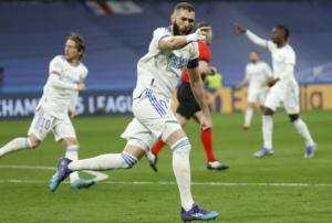 Benzema hat-trick yapt, Real Madrid tur biletini kapt