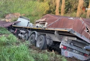 naat demiri ykl tr gecekondu zerine devrildi