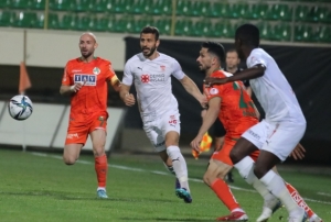  Sivasspor ile Alanyaspor final iin sahaya kacak