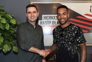 Beikta'ta Alex Teixeira ile yollar ayrld