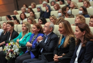 Kılıçdaroğlu, kadın kolları başkanlarıyla buluştu