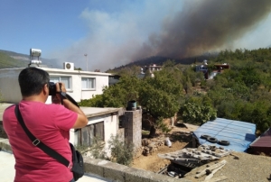 Mersin'deki orman yangn sryor: 30 ev tedbiren boaltld