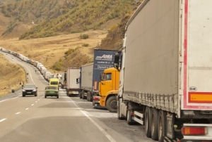 Rusya-Gürcistan sınırında Türk tır sürücülerinin sınırdaki bekleyişi s