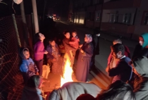 Deprem sonrasında vatandaşlar sokağa çıktı, ısınmak için ateş yaktı