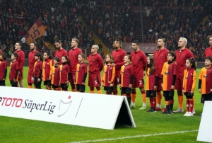 Galatasaray ligin ilk yarsn birok alanda zirvede tamamlad