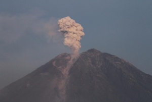 Endonezya'daki Semeru Yanarda'nda 16 patlama