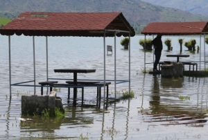 Afrika llerini aratmyordu, imdiyse kamelyalar sular altnda kald