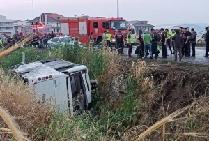 Cezaevi nakil arac arampole devrildi:10 yaral