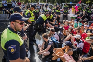 Hollandada iklim aktivistleri otoyolu kapatt