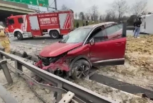 Basın Ekspres Yolu'nda iki kamyon devrildi