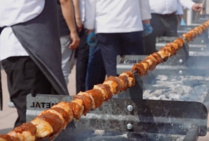 2,5 kilometre uzunluğunda kebap yapacaklar!