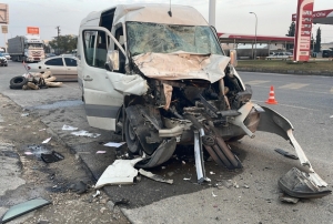 Şanlıurfa'da işi servisi ile tır arpış