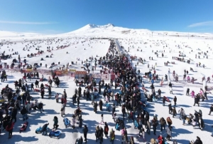 Erciyes'te hafta sonu younluu, binlerce turist pistlerde