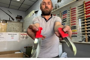 Kurban en rahat elik bakla kesiliyor