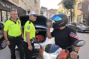 Polisten 10 kez kask cezas yedi