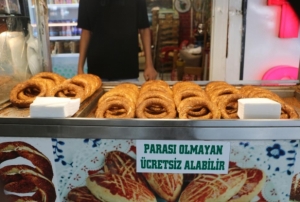 htiya sahipleri bu tezgahtan cretsiz simit ve su alabiliyor