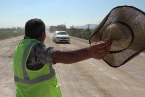 Tozlu yolda mutluluk sayor, kimse korna almadan gemiyor