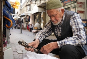 Asrn ustas: 96 yanda gzlk kullanmadan emsiye tamir ediyor