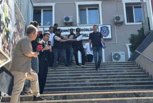 Aye Tokyaz'n katil zanlsna bilgi verdii iddia edilen iki polise 8