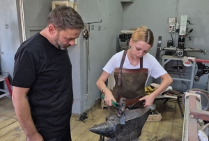 Usta sanatını kızına öğretiyor